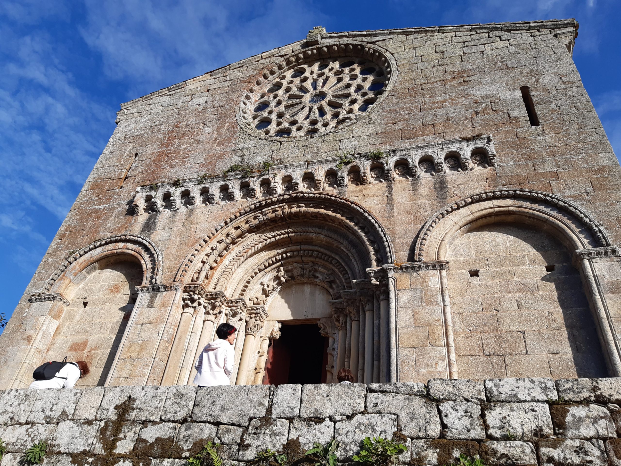 La monumental iglesia románica de  Santo Estevo de Ribas de Miño un mirador privilegiado sobre los bancales de viñedos del río Miño y el grandioso embalse de Belesar